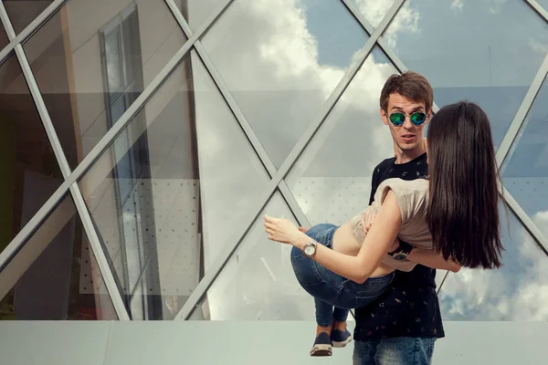Paar amüsiert sich vor Bürogebäude — Stockfoto