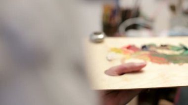 Painter Studio. Tuval üzerine yağ ile çalışma