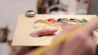 Sonraki onun başyapıtı üzerinde çalışan sanatçı