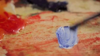 Ressam onun Studio petrol renkleri karıştırma
