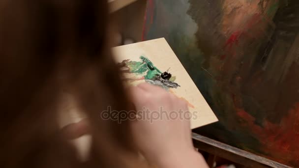 Artista en su tienda trabajando con óleo sobre lienzo — Vídeos de Stock