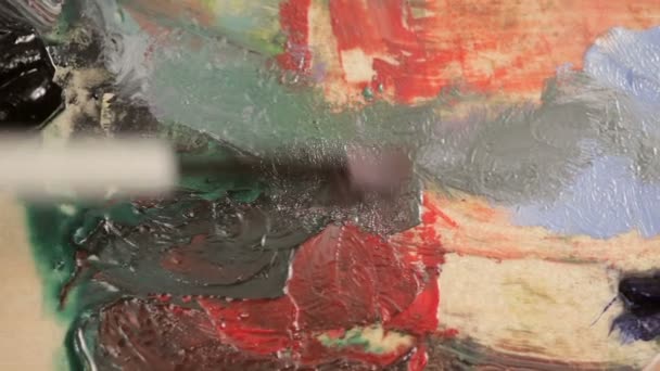 Artista Pintura linhas abstratas em uma lona — Vídeo de Stock