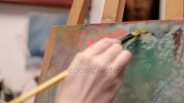 Pintura sobre un lienzo con colores al óleo — Vídeos de Stock