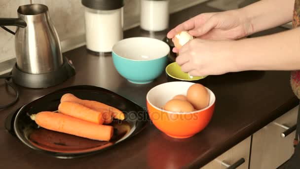 Limpeza de ovos cozidos para o jantar — Vídeo de Stock