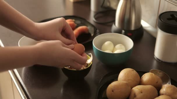 Reiniging van gekookte eieren voor de voorbereiding van het diner — Stockvideo