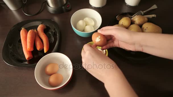 Schoonmaken van de gekookte eieren in de keuken — Stockvideo