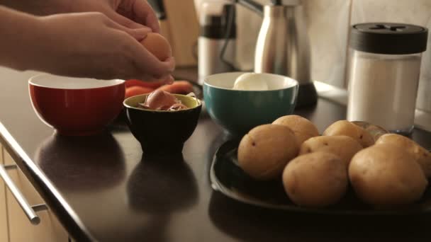 Förbereda middag hemma i köket — Stockvideo