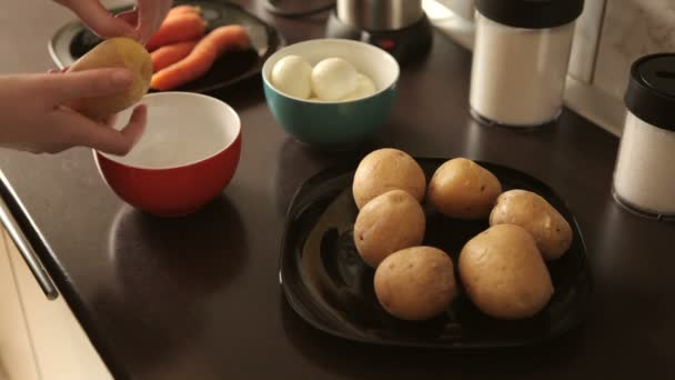 Putzen von Pellkartoffeln für die Zubereitung des Abendessens — Stockvideo