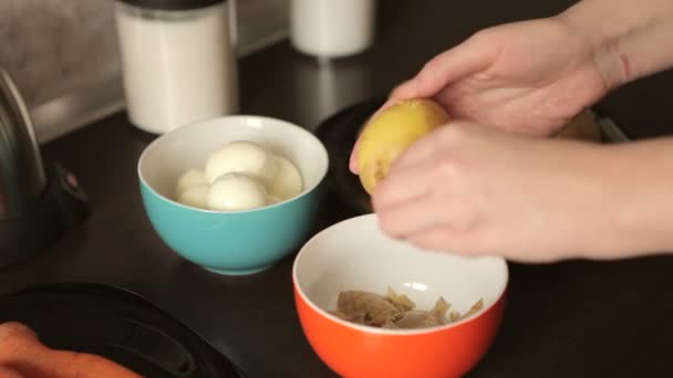 Cleaning boiled potatoes for dinner preparation — Stock Video