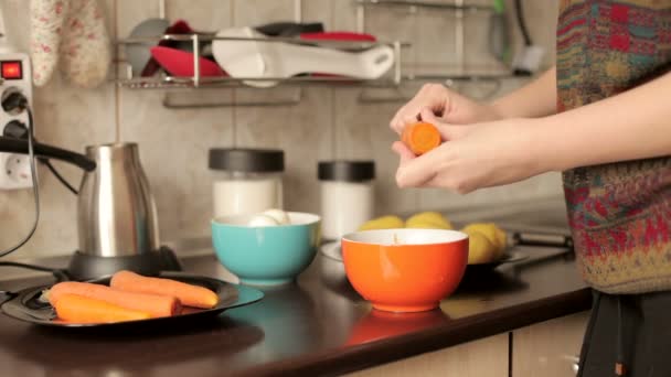 Coupe de carottes bouillies pour le dîner — Video