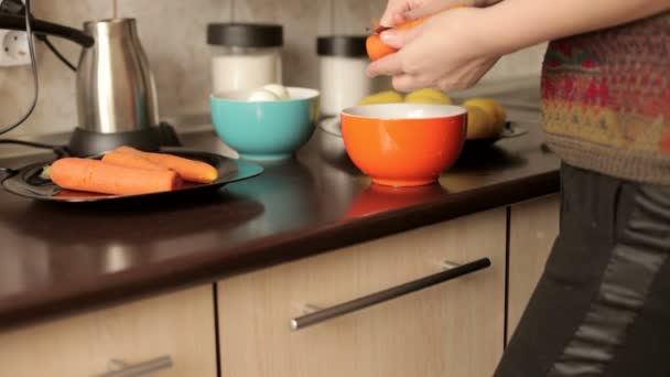 Coupe de carottes bouillies pour le dîner — Video