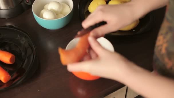 Чистка вареної моркви на кухні — стокове відео