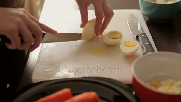 Preparação do jantar com ovos cortados — Vídeo de Stock