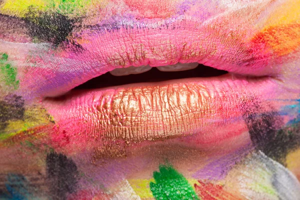 Close-up van mond en lippen met levendige kleuren op — Stockfoto