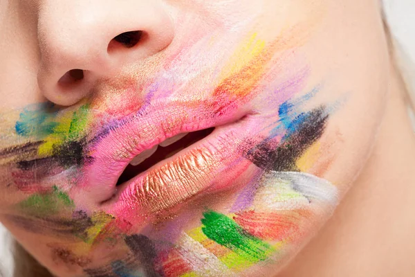 Художественный красочный макияж на губах — стоковое фото