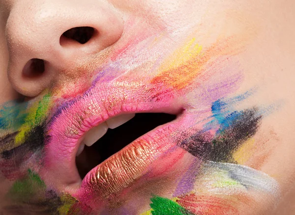 Levendige kleuren op de mond en lippen — Stockfoto