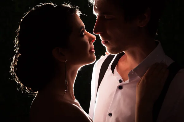 Karanlık arkadan aydınlatmalı evli çift