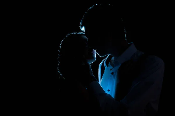 Siluet çift arkasında bir mavi ışık ile sevgi dolu — Stok fotoğraf