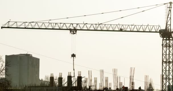 4 k time-lapse van silhouet van mannen aan het werk op de werf van de bouw — Stockvideo