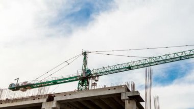 Bulutlar hareket dolly üzerinde inşaat vinç zaman atlamalı