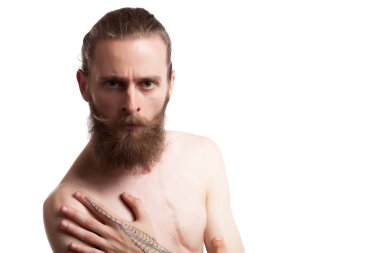 Beyaz arka plan üzerinde serin sakallı dövmeli hipster