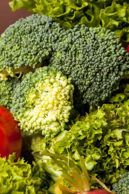 Farklı türde sebze masanın üzerine bir