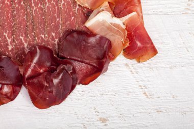 Farklı türde bir ahşap zemin üzerine lezzetli jambon