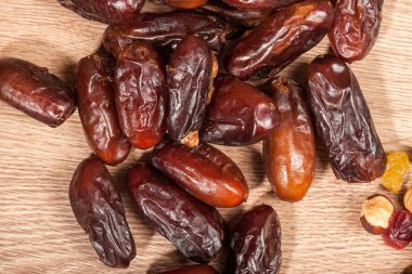 Kuruyemiş ahşap arka plan üzerinde farklı tip