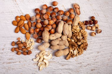 Ahşap arka plan üzerinde farklı fındık