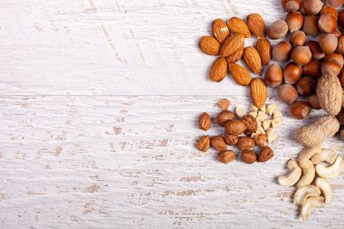 Ahşap arka plan üzerinde farklı fındık