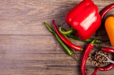 Tatlı kırmızı ve yeşil biber ahşap arka plan üzerinde