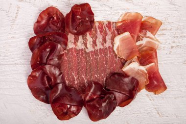 Beyaz ahşap zemin üzerinde lezzetli jambon