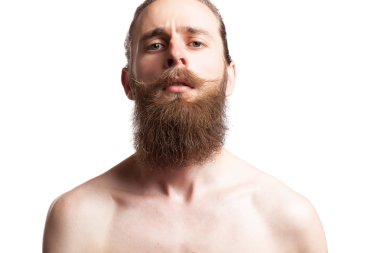 Uzun sakalı beyaz arka plan üzerinde giyen hipster