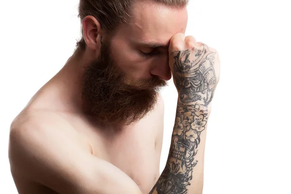 Холодный бородатый татуированный хипстер на белом фоне — стоковое фото