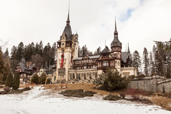 Hermosa vista del castillo de peles en Sinaia, Rumania — Foto de Stock