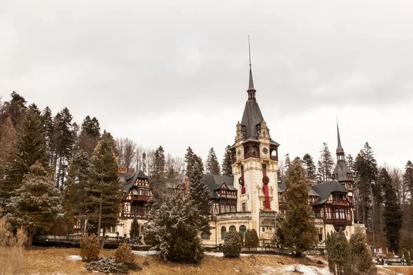 Prachtig uitzicht van Peles Kasteel Sinaia in de winter. Roemenië — Stockfoto