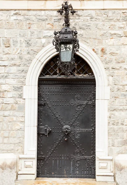 Medeltida dörren från Peles castle, Rumänien — Stockfoto