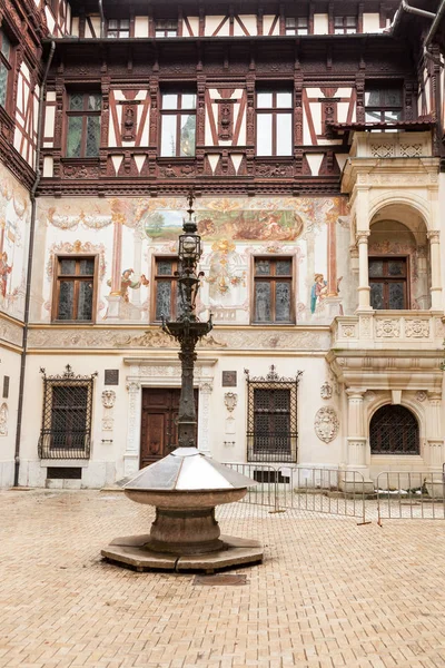 派勒斯城堡从锡、 罗马尼亚的内庭院 — 图库照片