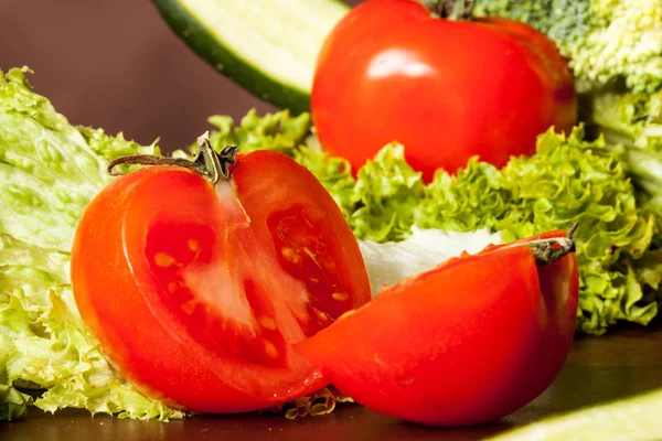 Tomates, ensalada y pepino sobre la mesa —  Fotos de Stock