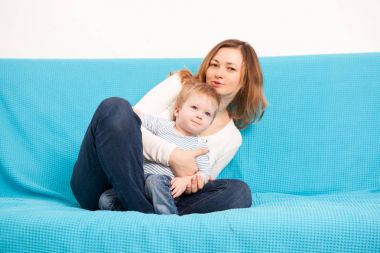 Anne ve mutlu çocuk eğleniyor toghether zaman