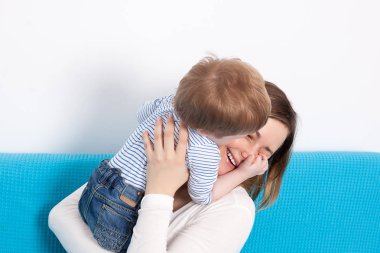 Anne ve öpüşme oğlu eğleniyor toghether zaman