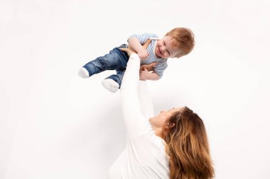 Anne oğluyla oynuyor.