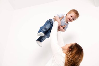 Anne oğluyla oynuyor.