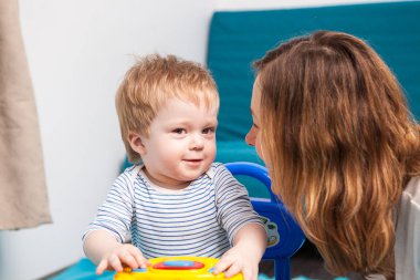 Onların evde annesi ile oynayan çocuk