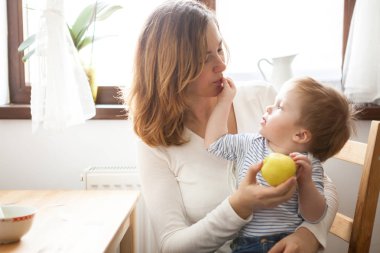 Anne ve çocuk mutfakta oynarken