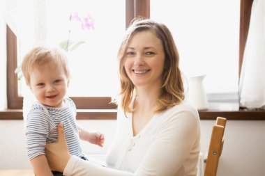 Anne ve çocuk eğleniyor toghether mutfak at saat