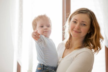 Güzel anne oğlu ile mutfak oynama