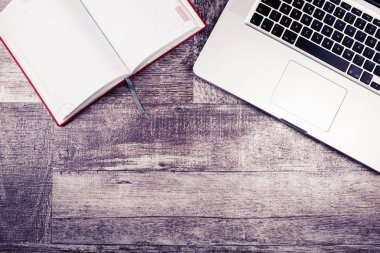 Laptop ve defter yazmak için