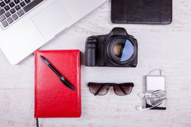 Dizüstü bilgisayar, dizüstü bilgisayar, kamera ve müzik oyuncu yazma