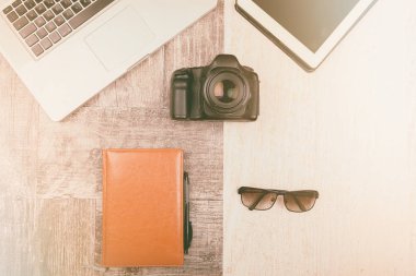 Kamera, dizüstü bilgisayar, dijital Visualg, yazılı defter ve güneş gözlüğü 